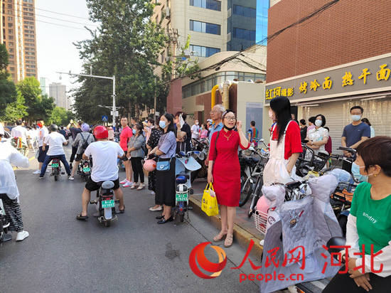 石家莊外國(guó)語(yǔ)學(xué)?？键c(diǎn)外送考的家長(zhǎng)。人民網(wǎng) 祝龍超攝
