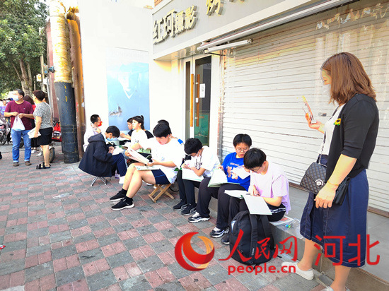 臨進(jìn)考場(chǎng)，考生抓緊時(shí)間再?gòu)?fù)習(xí)一下。人民網(wǎng) 祝龍超攝