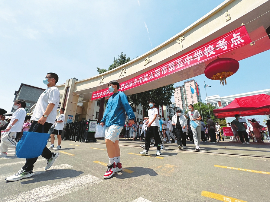 六月二十日，中考太原五中考點(diǎn)，完成首門考試的考生滿懷信心走出考場(chǎng)。記者李兆民攝