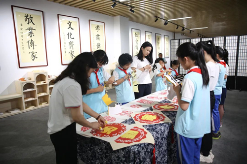 1、長(zhǎng)沙市雨花區(qū)校園清廉家風(fēng)館開(kāi)館。受訪單位供圖