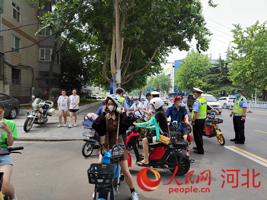 石家莊交警在查處非機(jī)動(dòng)車違章。人民網(wǎng)祝龍超攝