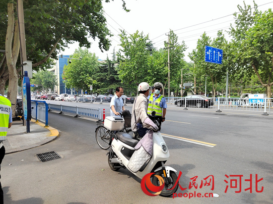 石家莊交警在查處非機(jī)動(dòng)車違章。人民網(wǎng)祝龍超攝