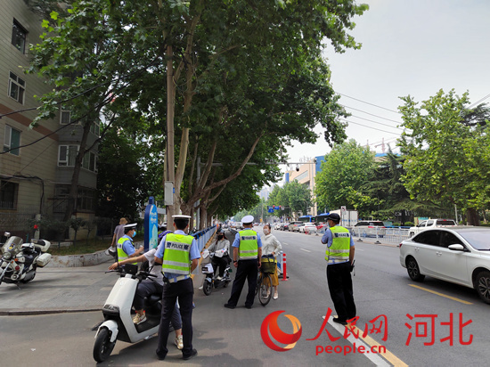 石家莊交警在查處非機(jī)動(dòng)車違章。人民網(wǎng)祝龍超攝