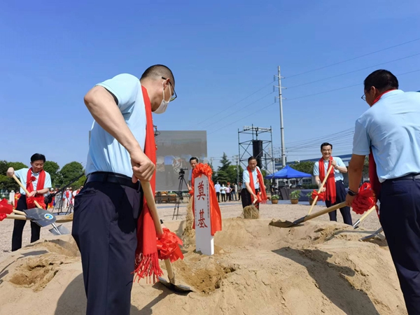 作為今年荷花節(jié)“開場秀”，理士新能源智造園區(qū)項目正式開工。人民網(wǎng) 馬曉波攝