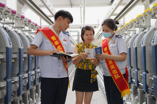 國家稅務總局常德市西洞庭西湖管理區(qū)稅務局成立青年黨員突擊隊，走進常德銀駿紡織有限公司等企業(yè)送政策、問需求、解難題。受訪單位供圖