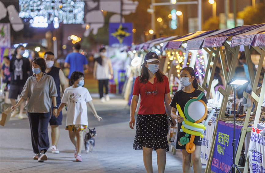 青年無限宇宙潮動(dòng)市集匯聚眾多文創(chuàng)產(chǎn)品，豐富市民夜生活。王英浩攝