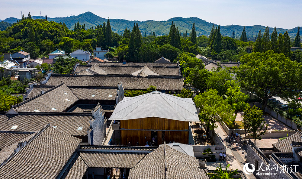 7月23日，空中俯瞰位于寧波市江北區(qū)慈城鎮(zhèn)的抱珠樓。人民網 章勇濤攝