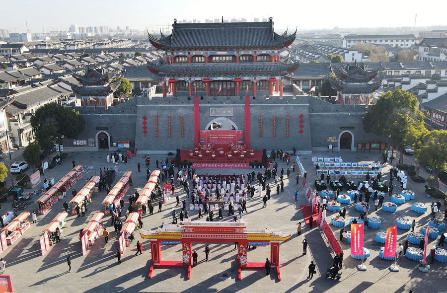 城門掛春聯(lián)，金湖沖刺“開門紅”。陳義寶攝