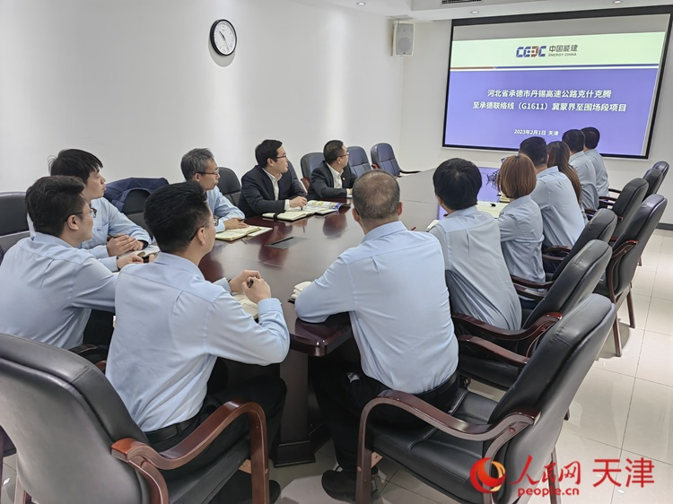 近日，中能建路橋工程有限公司領(lǐng)導(dǎo)班子成員與員工開會討論，如何根據(jù)今年的項(xiàng)目招聘合適的優(yōu)秀人才。  人民網(wǎng) 孫翼飛攝