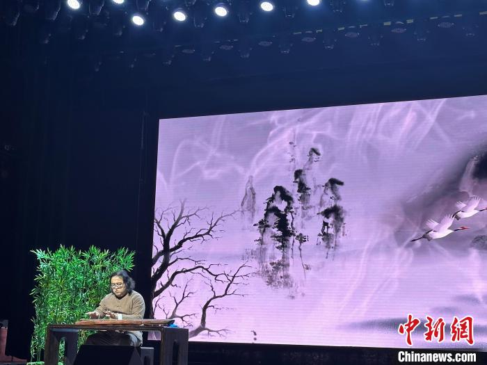 閩派古琴名家陳志強演奏一曲《流水》。　張麗君 攝