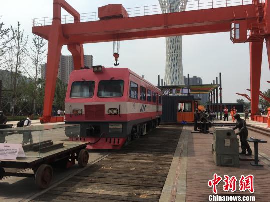 公園內(nèi)的火車車廂與貨場龍門吊等工業(yè)遺跡?！「呒t超 攝