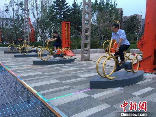 市民使用公園內(nèi)的健身設(shè)施?！「呒t超 攝