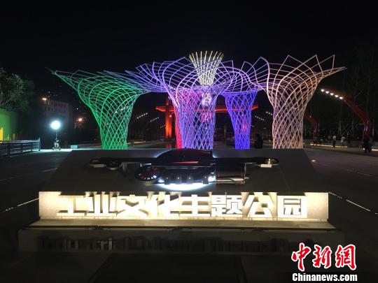 夜晚，奧運“五色樹”的燈光?！「呒t超 攝
