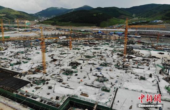 6月28日，航拍鏡頭下的河北張家口冬奧會(huì)太子城冰雪小鎮(zhèn)項(xiàng)目。太子城冰雪小鎮(zhèn)項(xiàng)目位于2022年冬奧會(huì)張家口賽區(qū)核心區(qū)，連接張家口賽區(qū)云頂和古楊樹兩個(gè)競(jìng)賽場(chǎng)館群，建成后將承擔(dān)賽時(shí)核心區(qū)配套保障功能，提供冬奧頒獎(jiǎng)、貴賓接待、交通換乘、休閑娛樂等服務(wù)，賽后將成為一座國際化四季度假小鎮(zhèn)。 中新社記者 楊艷敏 攝