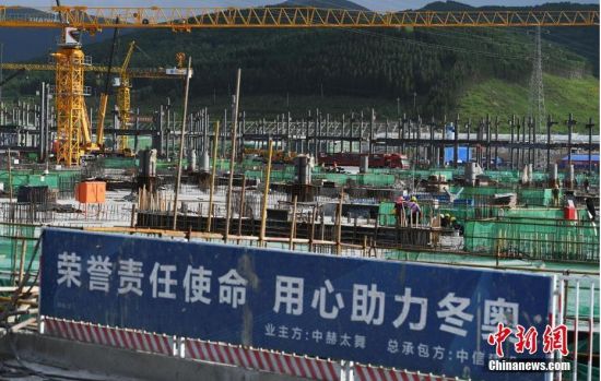 6月28日，河北張家口冬奧會(huì)太子城冰雪小鎮(zhèn)項(xiàng)目現(xiàn)場(chǎng)。太子城冰雪小鎮(zhèn)項(xiàng)目位于2022年冬奧會(huì)張家口賽區(qū)核心區(qū)，連接張家口賽區(qū)云頂和古楊樹兩個(gè)競(jìng)賽場(chǎng)館群，建成后將承擔(dān)賽時(shí)核心區(qū)配套保障功能，提供冬奧頒獎(jiǎng)、貴賓接待、交通換乘、休閑娛樂等服務(wù)，賽后將成為一座國際化四季度假小鎮(zhèn)。 中新社記者 楊艷敏 攝