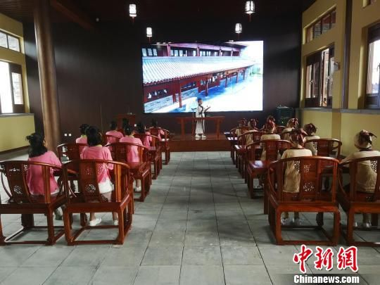 學生們在大原書院誦讀國學經(jīng)典?！⊥貔i 攝