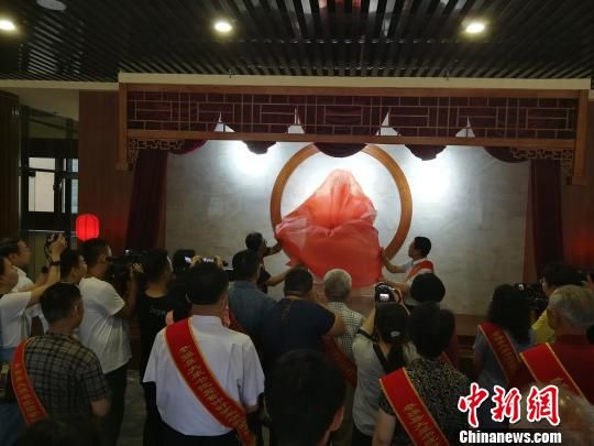 為董子石像揭幕。　王鵬 攝