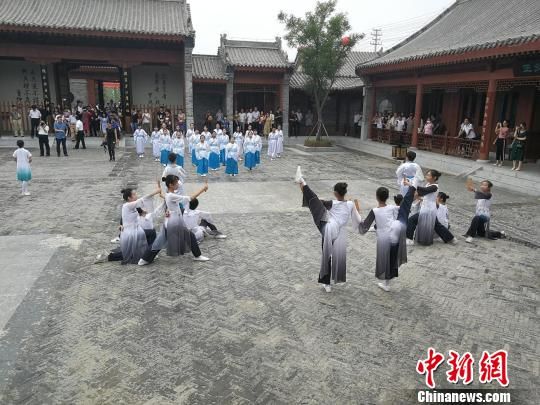 誦讀國學經(jīng)典展演?！⊥貔i 攝