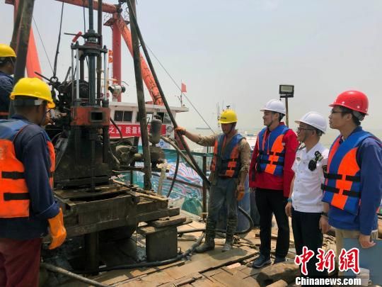 圖為勘察設(shè)計(jì)人員與常熟海事局執(zhí)法船在現(xiàn)場(chǎng)配合鉆探施工?！∥赫?攝