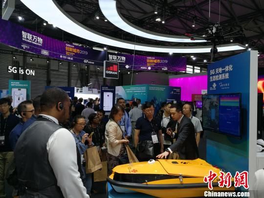 圖為現(xiàn)場人員講解5G“天地一體化”生態(tài)檢測系統(tǒng)。　任柏松 攝