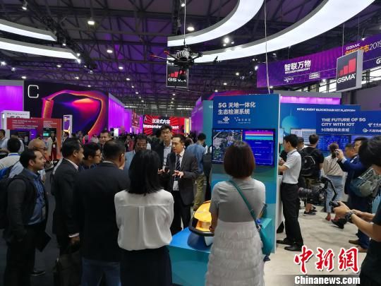 雄安新區(qū)展臺吸引不少眾多觀眾駐足關注?！∪伟厮?攝