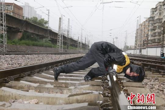 蘭州西工務段蘭州線路車間職工檢查線路幾何尺寸。　王光輝 攝