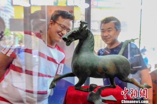 甘肅省博物館將榮登《國家寶藏》的文物銅奔馬和人頭形器口彩陶瓶搬到了絲路如意餐廳，讓顧客在餐廳內(nèi)就能近距離的和文物面對(duì)面?！＄娦?攝