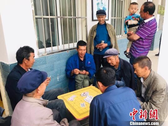 圖為老年人“興趣驛站”中的棋牌組。　艾慶龍 攝