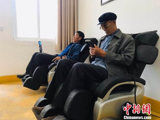 袁家壩村老年人使用按摩椅。　艾慶龍 攝