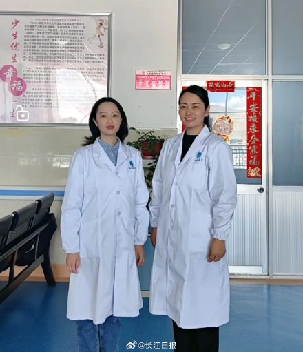 “有醫(yī)生嗎？有人暈倒了！”武漢協(xié)和醫(yī)院援藏醫(yī)療隊(duì)員聽到呼救就沖了上去