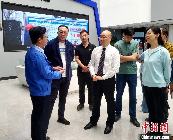 圖為全國(guó)政協(xié)委員、農(nóng)工黨青海省委主委王昆(中)在企業(yè)調(diào)研?！」鶟M福 供圖
