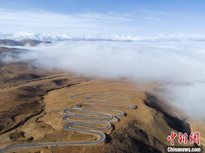 圖為西藏定日縣，前往珠穆朗瑪峰大本營蜿蜒的公路與云海。　江飛波 攝
