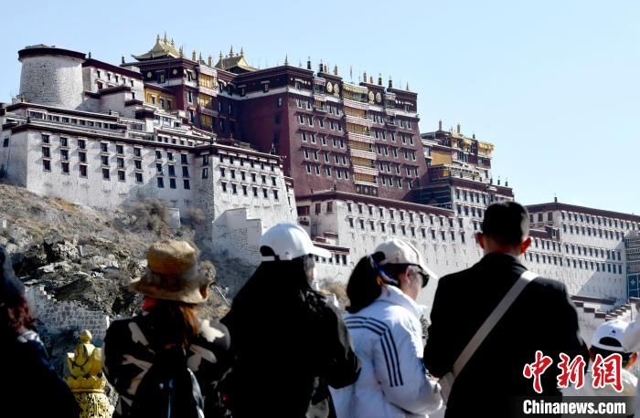 4月17日，游客在拉薩布達(dá)拉宮觀景臺(tái)拍照留念?！±盍?攝