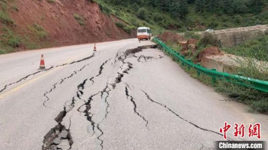 圖為發(fā)生路基下沉滑移險情的路段。果洛公路總段供圖