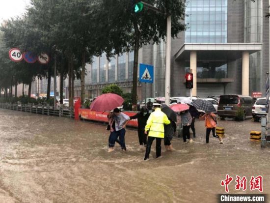 8月28日，青海省東部出現(xiàn)強降水天氣過程，其中西寧地區(qū)出現(xiàn)入汛以來雨量最大、強度最大的強降水過程。西寧交警供圖