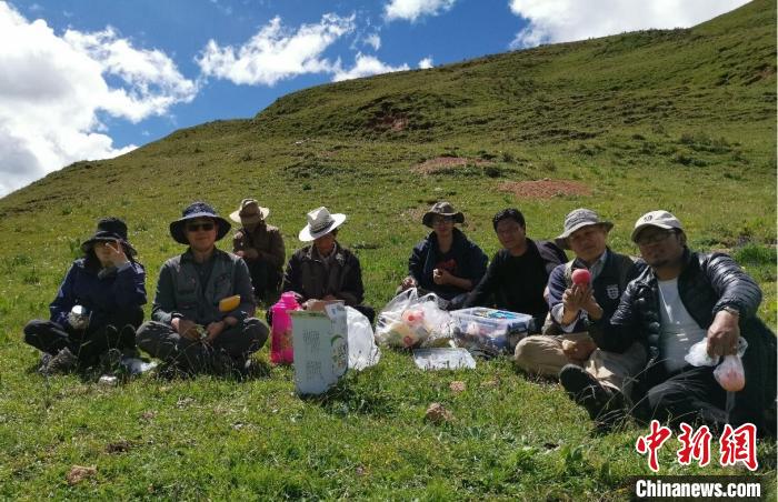 科研團(tuán)隊在熱魯盆地工作合影。　中科院青藏高原所 供圖