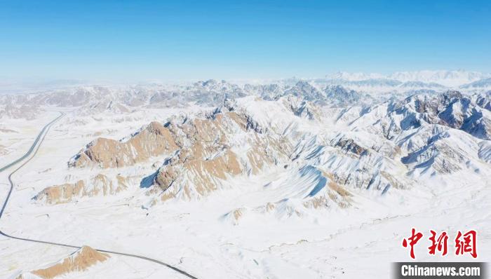 圖為無人機(jī)航拍高原雪景?！《继m縣融媒體中心供圖