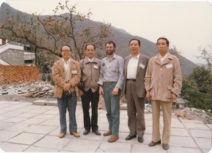 1987年早期脊椎動(dòng)物國(guó)際研討會(huì)在中國(guó)舉行，劉玉海先生(右一)與中外同行專家合影?！avin Young(澳大利亞) 供圖