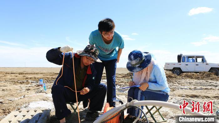 圖為專家測(cè)量鹽湖鹵水水位。(資料圖) 柴綜院 供圖