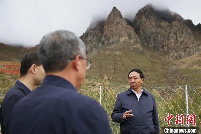 圖為西藏自治區(qū)人大常委會副主任、拉薩南北山綠化指揮部副總指揮江白(右)?！∝暣_ 攝