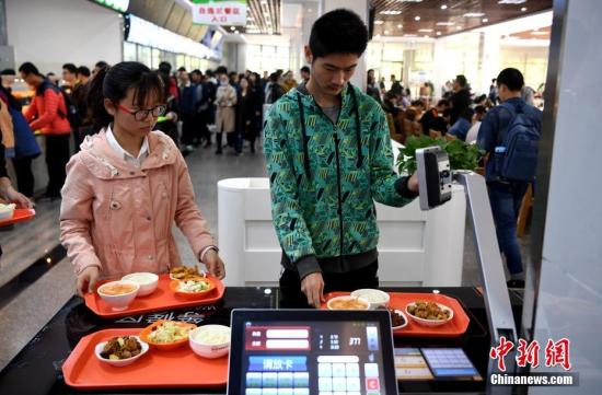 資料圖：某高校食堂學(xué)生在打飯。中新社記者 韓蘇原 攝