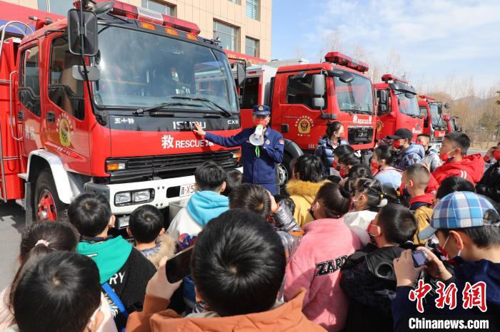 圖為消防員向小朋友們講解消防車?！铨埥?攝