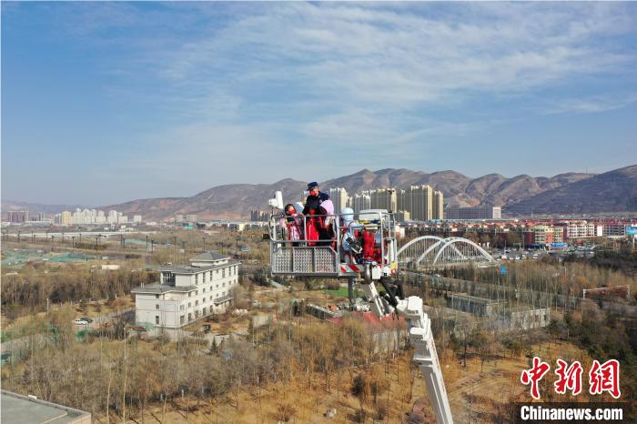 圖為小朋友在消防員的陪同下，體驗78米登高平臺消防車。　楊龍建 攝