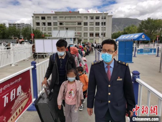 圖為拉薩車站工作人員為西藏先心病患兒和陪同人員提供“綠色”接力幫扶，并開通了專門通道，讓他們快速進站上車。拉薩車站 供圖