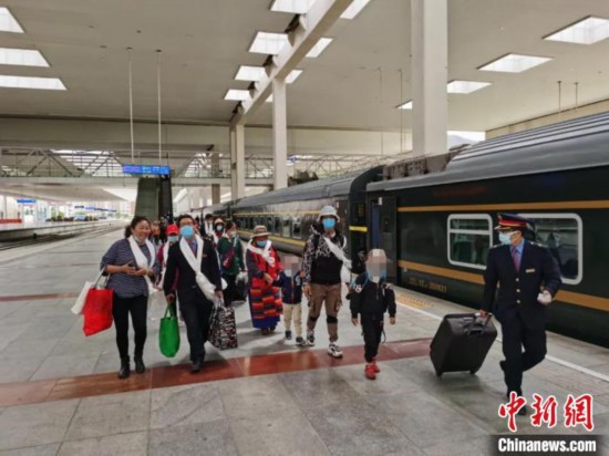 圖為拉薩車站工作人員為西藏先心病患兒和陪同人員提供“綠色”接力幫扶，并開通了專門通道，讓他們快速進站上車。拉薩車站 供圖
