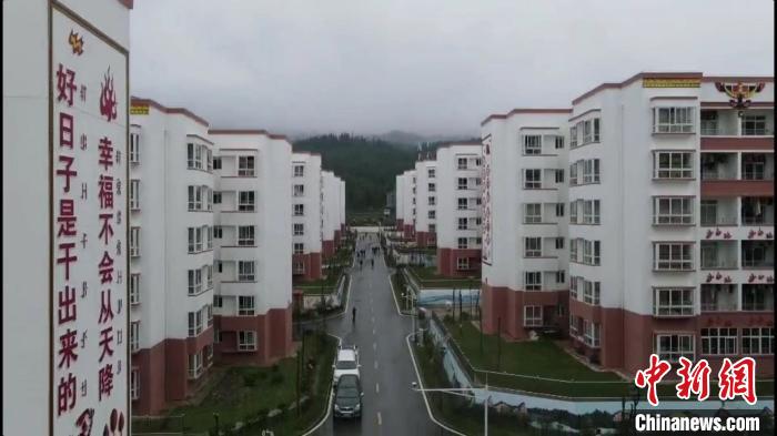 越西縣最大的易地扶貧搬遷安置點(diǎn)——城北感恩社區(qū)?！『武?攝