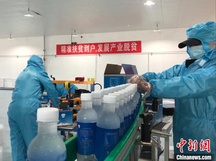 圖為阿里地區(qū)措勤縣某飲用水加工公司，該公司以“基地+公司+貧困民眾”為運營模式，帶動貧困民眾68戶232人。　謝牧 攝
