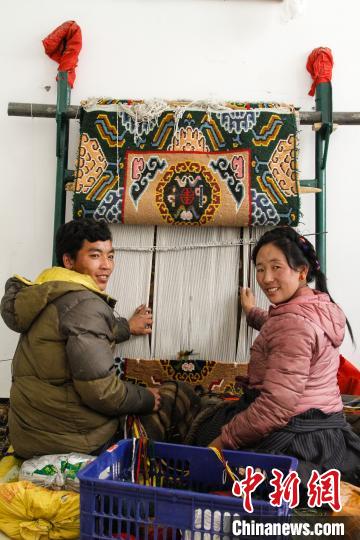 圖為1月15日，在日喀則市謝瑪氆氌農村合作社，拉孜村一對夫婦在編織卡墊(資料圖)?！≮w朗 攝