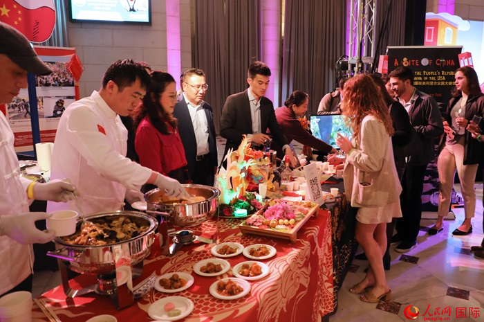 使館工作人員詳細(xì)為現(xiàn)場美食家和來賓講解菜品色香味特點(diǎn)、原料特色、烹制手法及其中蘊(yùn)含的中華美食文化。人民網(wǎng)記者 李志偉攝