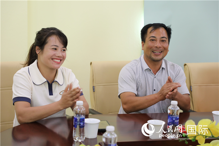越南沙巴市黃連寄宿制民族小學(xué)老師阮氏秋姮、阮文享。人民網(wǎng)記者簡承淵攝